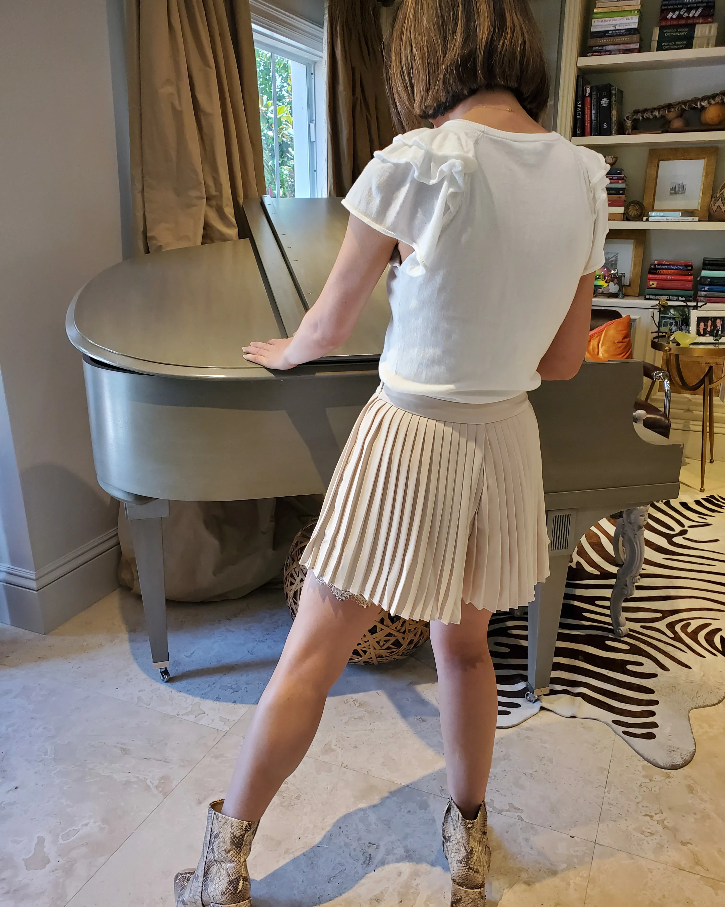 IVORY PLEATED SHORTS